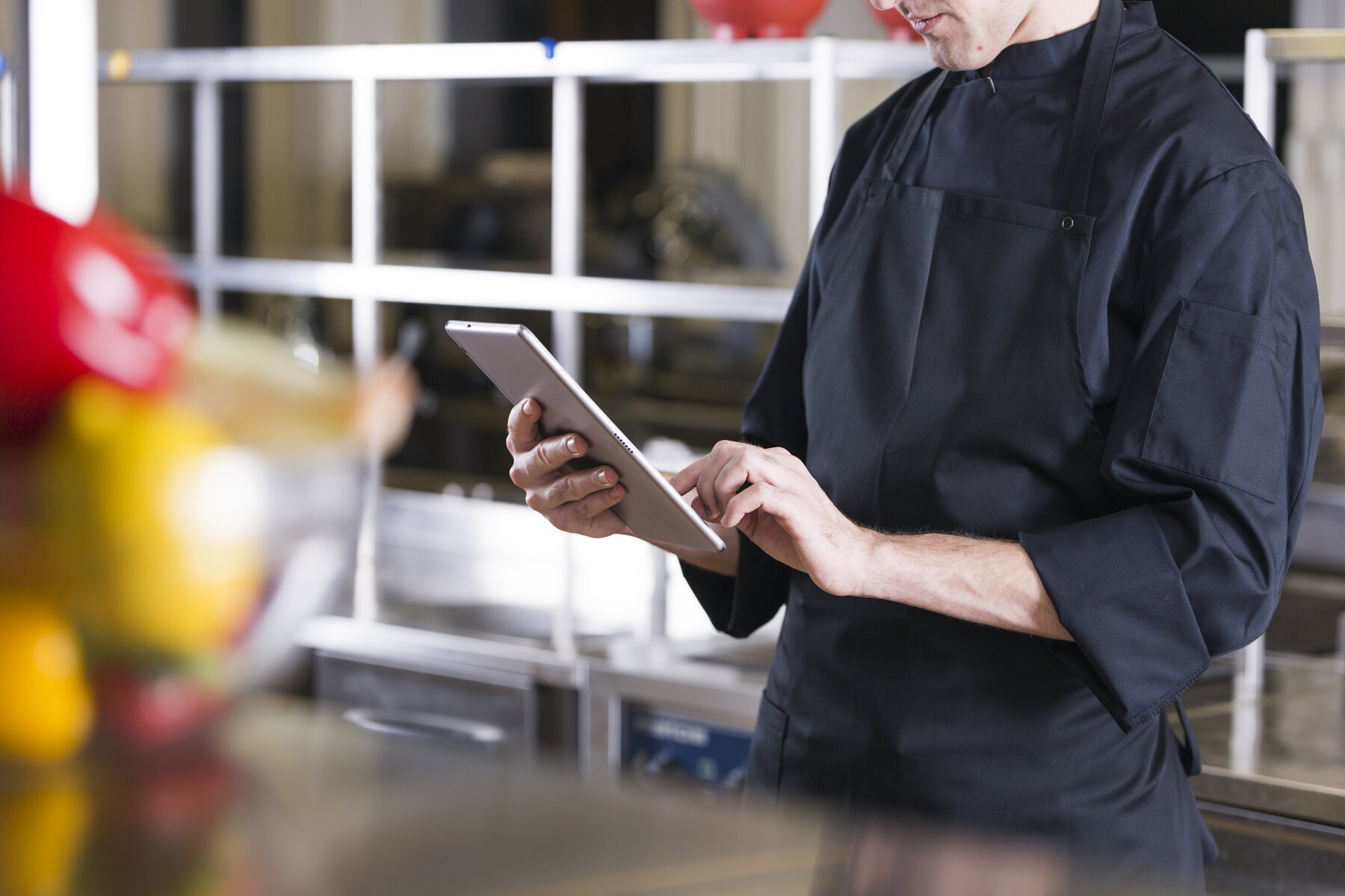 Chef revisando datos de ventas en una tablet