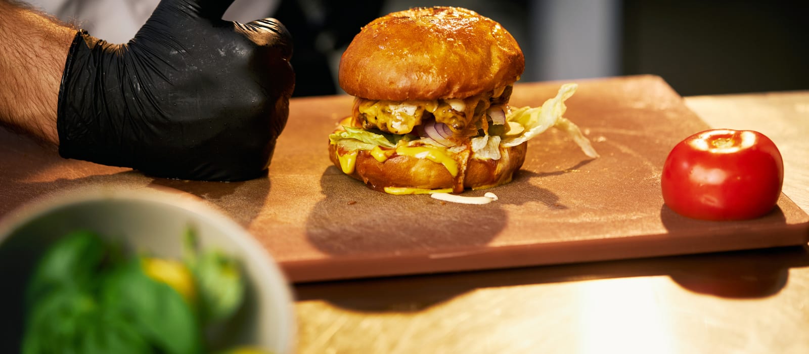 Hamburguesa gourmet recién hecha a la plancha sobre tabla de madera